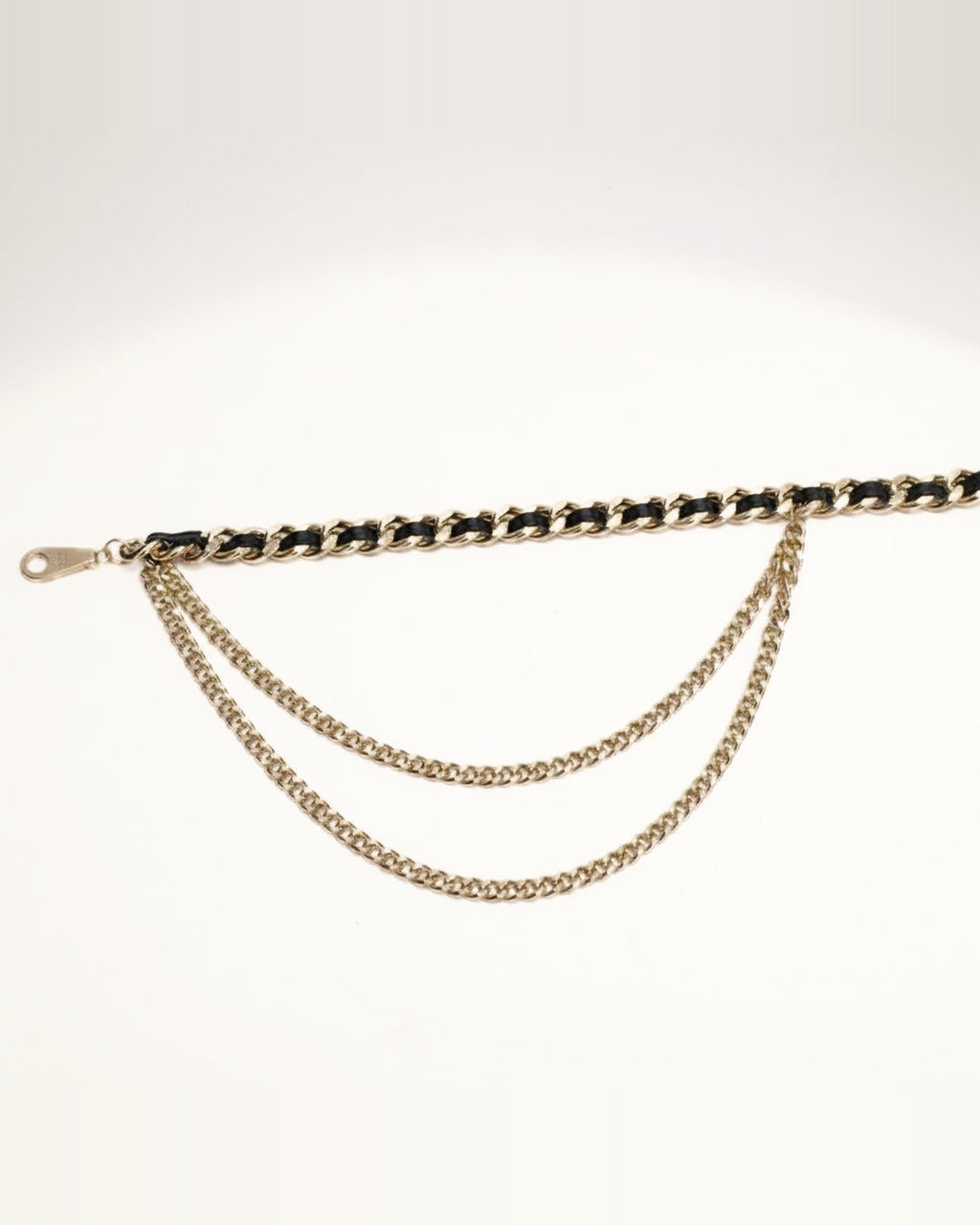 the drop — close view of the chain links