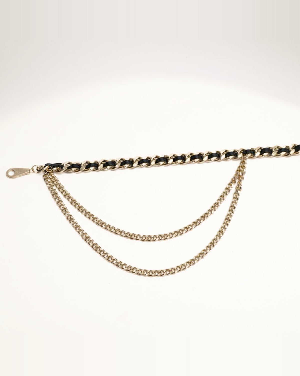the drop: close view of the chain links