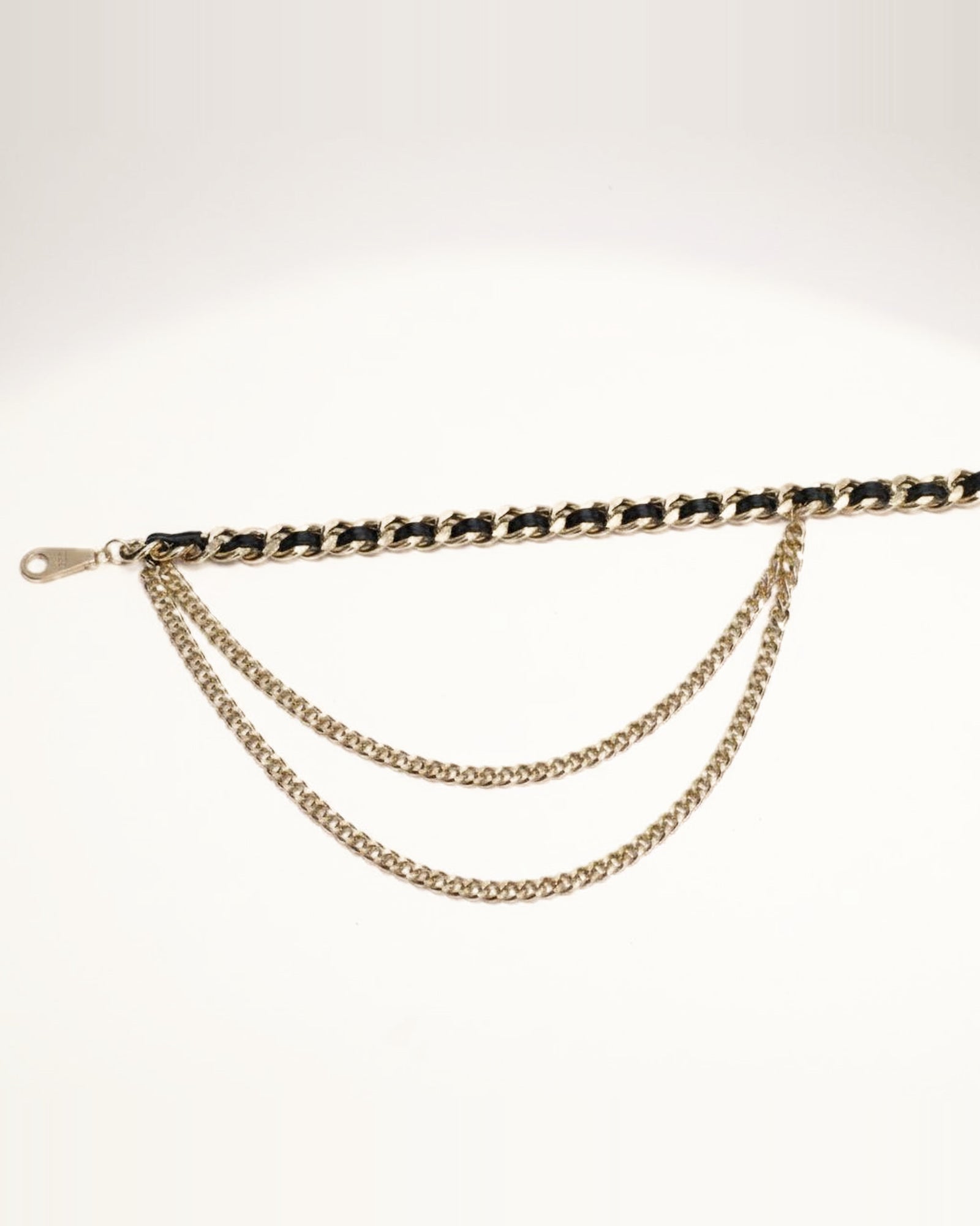 the drop — close view of the chain links