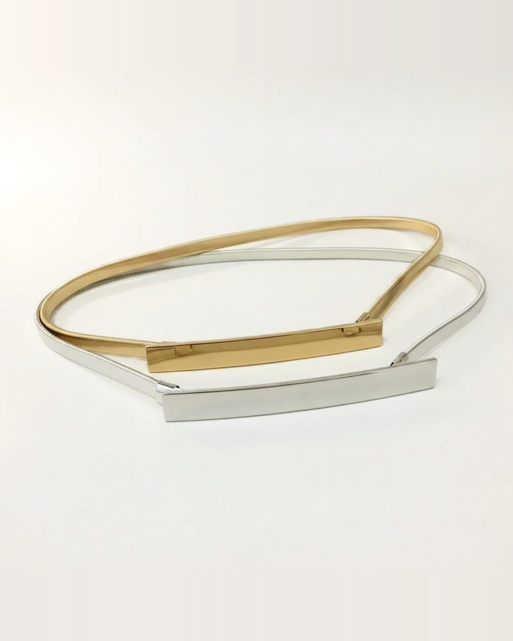 the plate — close view of the clasp and the ribbed band, gold and silver