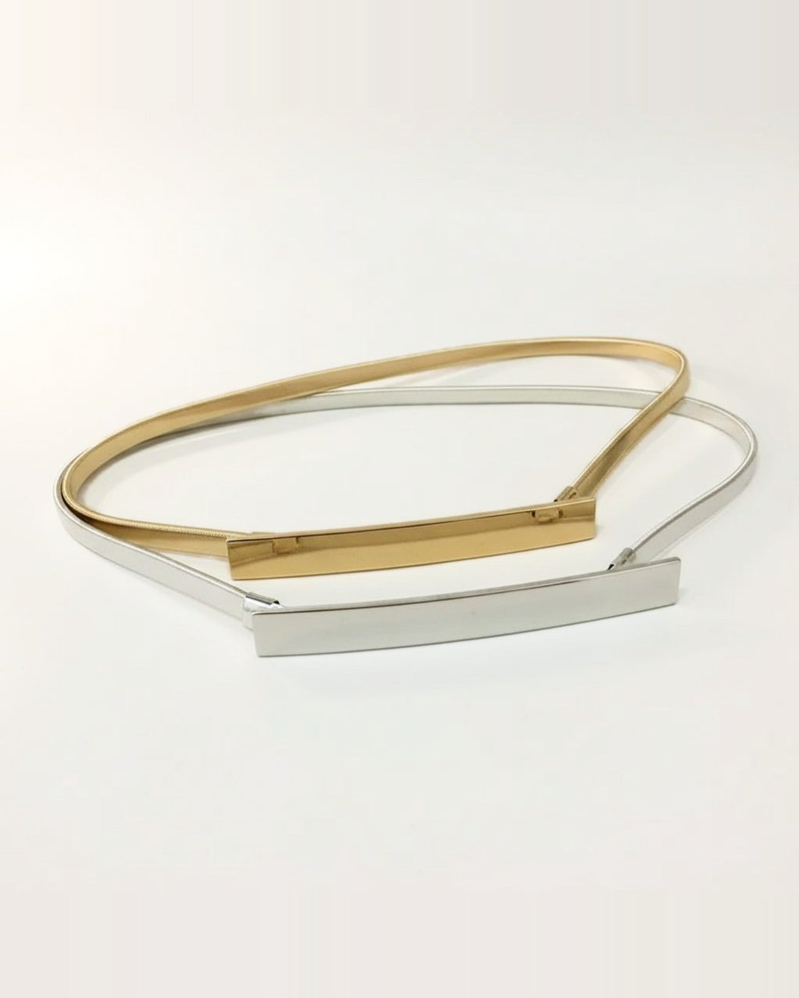 the plate — close view of the clasp and the ribbed band, gold and silver